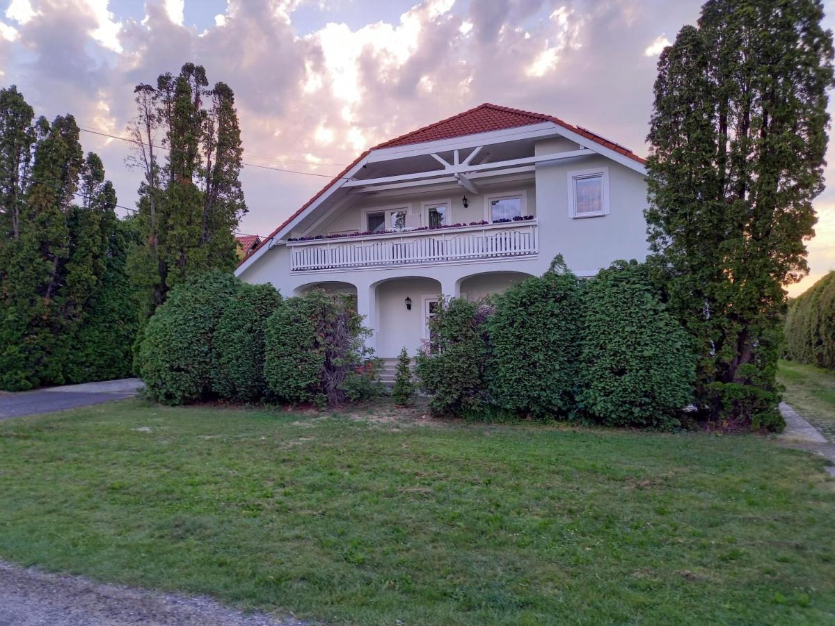 Hevizi Fecskefeszek Hotel Exterior foto